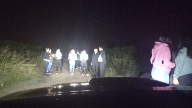 Fiesta clandestina de mil personas, cerca de la autopista