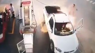 Video: hablaba por celular en la estación de servicio y le explotó el auto