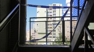 Un adolescente murió al ceder la baranda de una escalera de un edificio