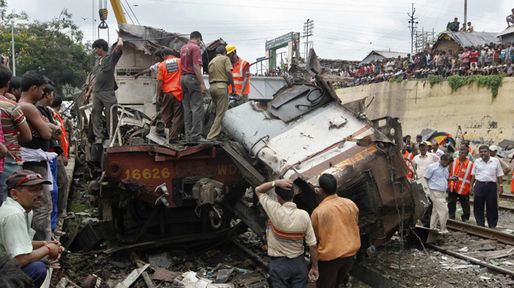 Al menos 60 muertos por un choque de trenes en la India
