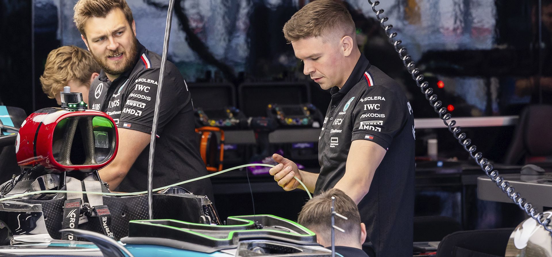 El equipo técnico de Mercedes trabaja en un automóvil en el garaje de su equipo antes del Gran Premio de Fórmula Uno en el circuito de Spa-Francorchamps en Spa, Bélgica, el miércoles 25 de julio de 2024. El Gran Premio de Bélgica de Fórmula Uno se llevará a cabo el domingo. (Foto AP/Geert Vanden Wijngaert) El equipo técnico de Mercedes trabaja en un automóvil en el garaje de su equipo antes del Gran Premio de Fórmula Uno en el circuito de Spa-Francorchamps en Spa, Bélgica, el miércoles 25 de julio de 2024. El Gran Premio de Bélgica de Fórmula Uno se llevará a cabo el domingo. (Foto AP/Geert Vanden Wijngaert)