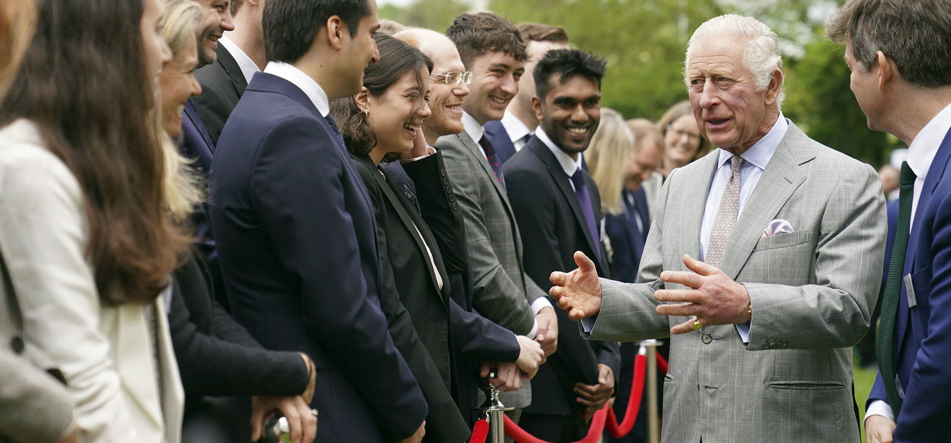 El rey Carlos III de Gran Bretaña durante una visita al Laboratorio Whittle en Cambridge, Inglaterra, para inaugurar el nuevo espacio, reunirse con académicos, líderes de aviación y recorrer las instalaciones, el martes 9 de mayo de 2023. (Joe Giddens/ vía AP)
