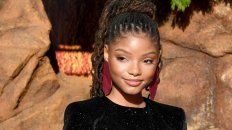 La actriz Halle Bailey dará vida a Ariel en la nueva película. Marshall dijo que Bailey posee la rara combinación de espíritu, corazón, juventud, inocencia y sustancia, además de una voz gloriosa. La actriz Halle Bailey dará vida a Ariel en la nueva película. Marshall dijo que Bailey posee la rara combinación de espíritu, corazón, juventud, inocencia y sustancia, además de una voz gloriosa.