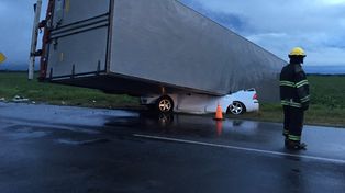 El conductor de un auto murió al ser aplastado por el camión con el que chocó en la ruta 9
