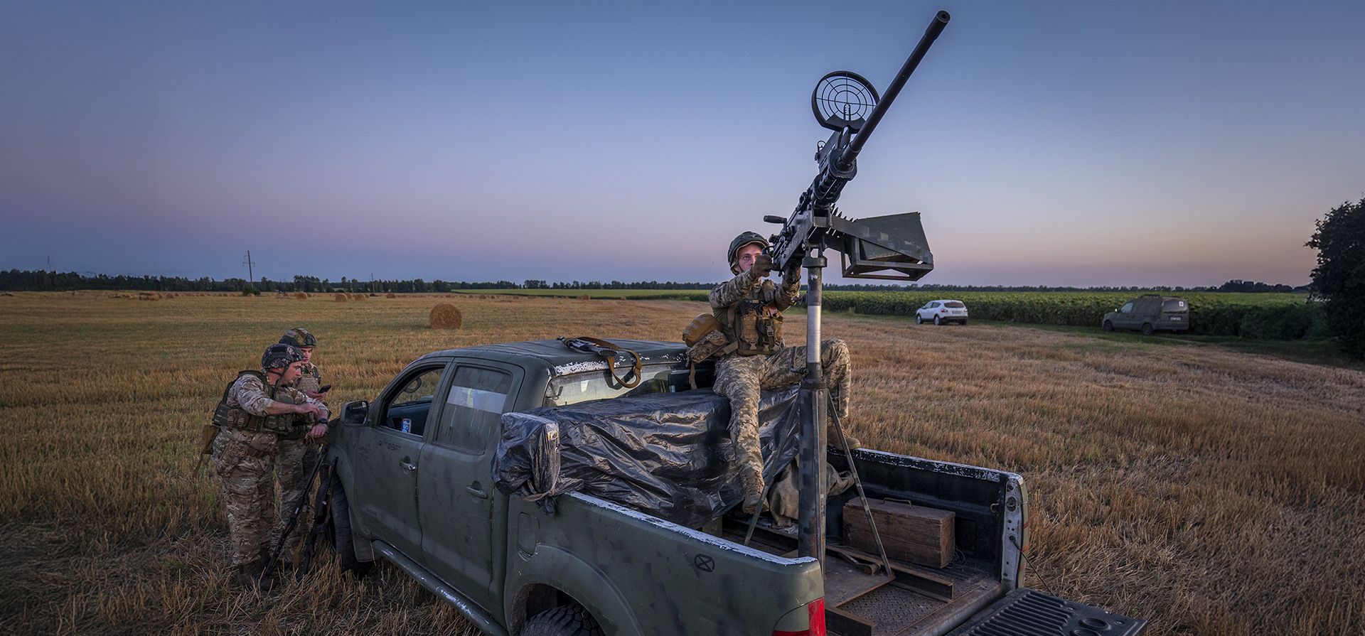 Militares ucranianos del 15º Cuerpo de Ejército esperan junto a una camioneta armada durante el servicio nocturno en la región de Chernihiv, Ucrania, el martes 12 de agosto de 2025. (Foto AP/Dan Bashakov) Militares ucranianos del 15º Cuerpo de Ejército esperan junto a una camioneta armada durante el servicio nocturno en la región de Chernihiv, Ucrania, el martes 12 de agosto de 2025. (Foto AP/Dan Bashakov)
