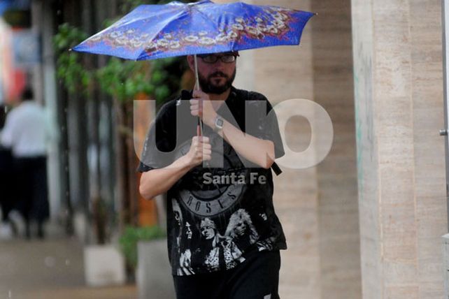 La lluvia pasó por la ciudad, pero aún continúa el alerta meteorológico