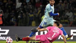 La figura de la cancha, Cristian Medina, hizo uno y fabricó el otro.