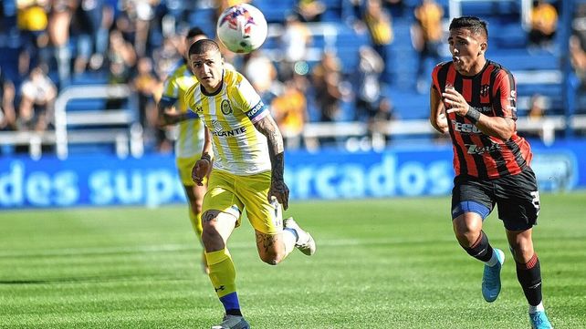 El defensor de Patronato Facundo Cobos intenta dejar en el camino a Alan Marinelli&nbsp;