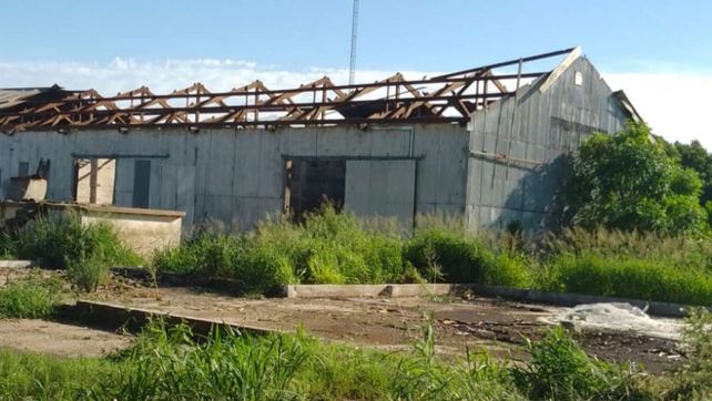 Las fuertes ráfagas provocaron la voladura del techo de un galpón de la ciudad de Sunchales.