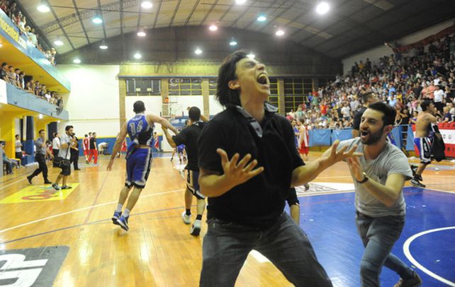 Felicidad pura. Gnass celebra el título con los hinchas de la zona sur.