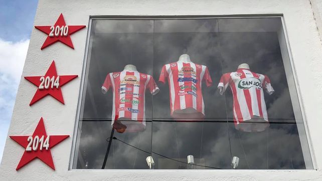 Las estrellas de los históricos ascenso del Decano y las camisetas de dichos campeonatos. Foto David Cáceres