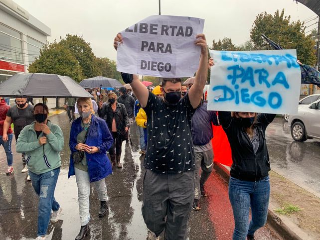 Fisherton marchó bajo la lluvia por la libertad de quien mató a dos delincuentes y por mayor seguridad