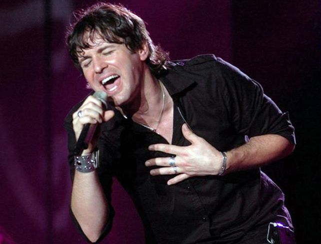 Axel fue invitado a cantar esta noche en la vigilia de la asunción del Papa Francisco