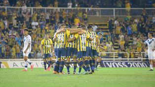 Los futbolistas canallas celebran la victoria frente a Vélez, el primer partido en Arroyito.