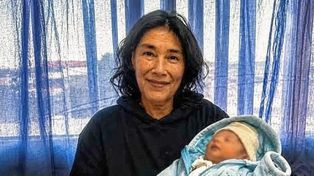 La mujer de 62 años que fue madre primeriza recibió el alta junto a su bebé tras el nacimiento histórico en Argentina