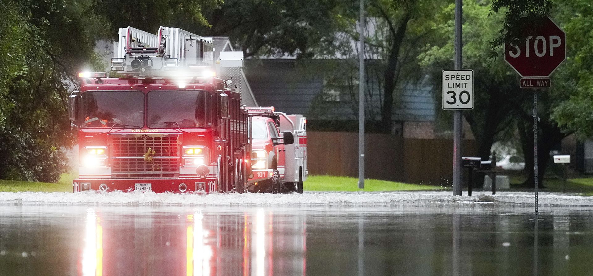 Un camión de bomberos de Houston atraviesa un camino inundado en North Woodland Hills luego de unas lluvias torrenciales, el jueves 2 de mayo de 2024, en el vecindario de Kingwood, en Houston, Texas. (Jason Fochtman/Houston Chronicle via AP) Un camión de bomberos de Houston atraviesa un camino inundado en North Woodland Hills luego de unas lluvias torrenciales, el jueves 2 de mayo de 2024, en el vecindario de Kingwood, en Houston, Texas. (Jason Fochtman/Houston Chronicle via AP)