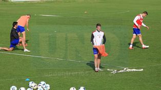 Nicolás Ledesma se calza la pechera para realizar los trabajos tácticos. &nbsp;