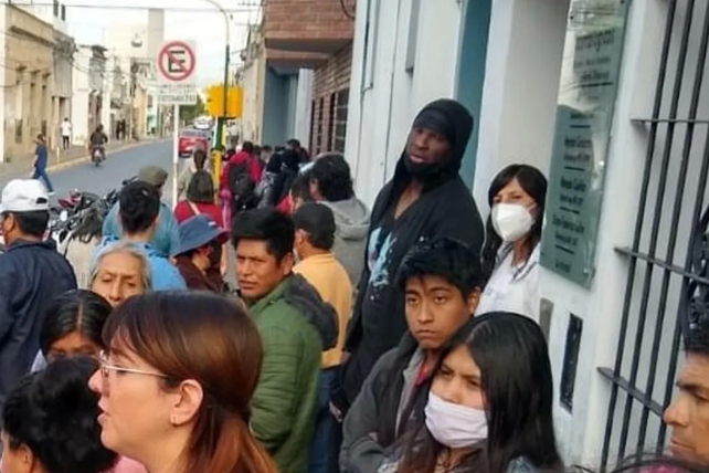 El basquetbolista estadounidense Eric Freeman hizo la fila en la Anses de Salta para pedir el IFE de 45 mil pesos por estar sin sustento económico.