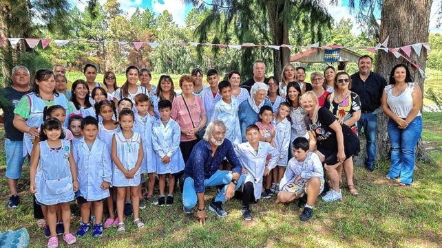 Escuela destacó a exalumna y primera mujer piloto isleña