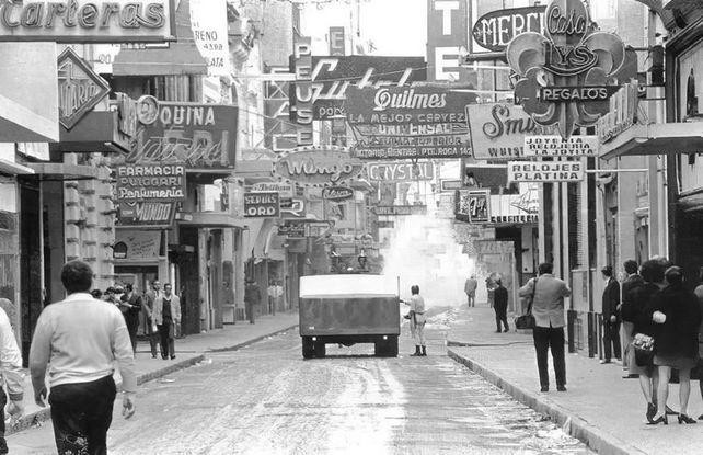 Una postal de la Rosario insurgente. Córdoba casi llegando a Mitre. La policía reprime a los estudiantes en el segundo Rosariazo de 1969.