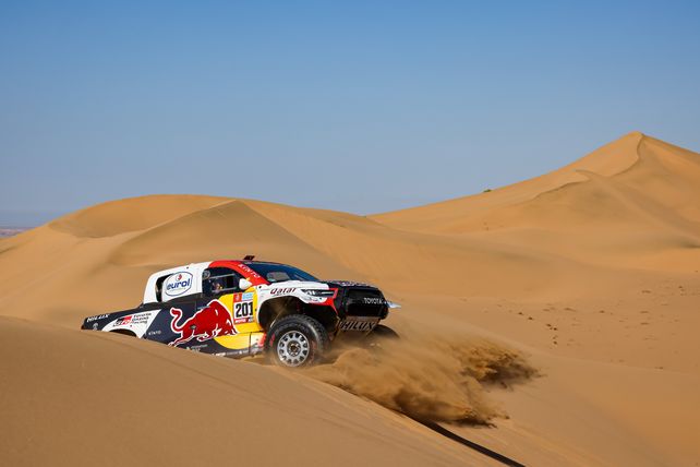 Las conoce bien. La Hilux de Nasser supera una duna. Mostró que es candidato.