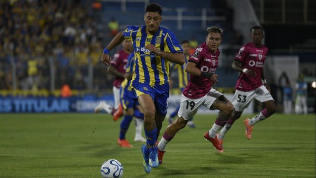 Alejo Veliz se lleva la pelota. Central e Independiente del Valle abrieron la Copa Libertadores en Arroyito.