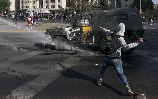 Incendios y destrozos a un año de las protestas sociales que sacudieron a Chile