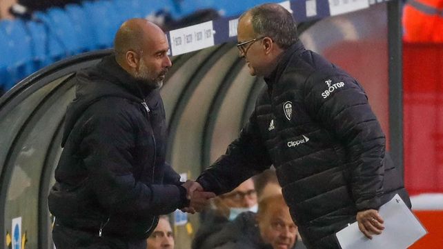Guardiola recibe el saludo de Bielsa.&nbsp;