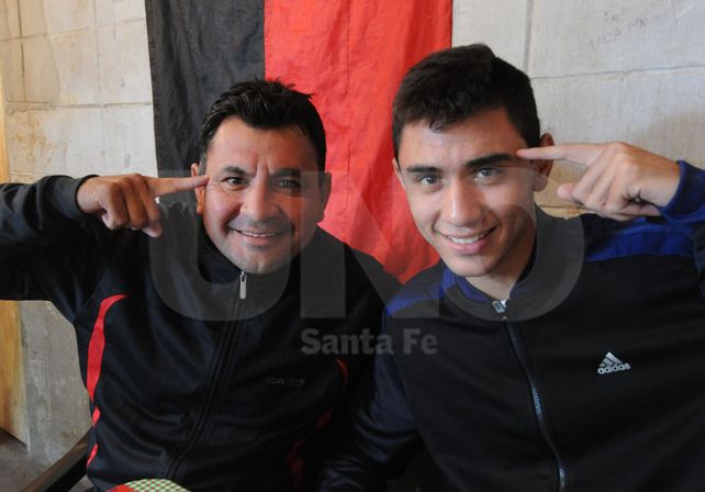 Gustavo y Tomás con la bandera de Colón de fondo reflejando claramente el sentimiento de ambos por el club que los vio nacer futbolísticamente. Foto: Juan Baialardo/UNO Santa Fe