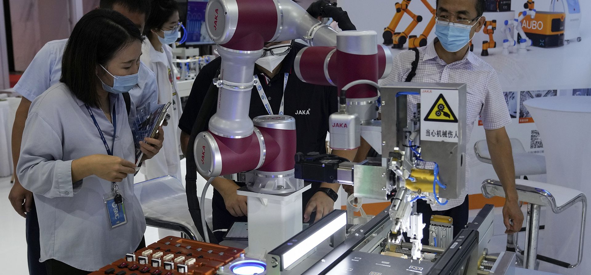 Visitantes observan un robot industrial fabricado en China durante la Conferencia Mundial de Robots en el Centro Internacional de Conferencias y Exposiciones de Yichuang en Beijing.