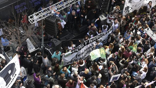 Una multitudinaria marcha cerró filas en defensa de la universidad pública