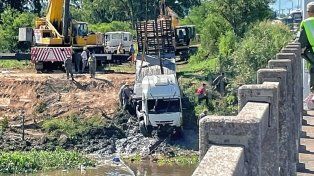 Ruta 168: extrajeron al camión del riacho y no encontraron al chofer