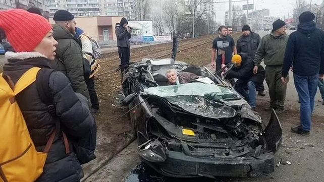 Ucrania: tanque aplastó un auto y su conductor sobrevivió&nbsp;