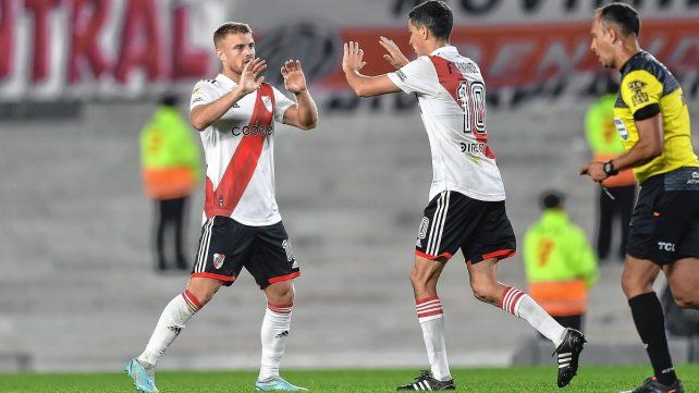 El puntero River juega ante su gente.