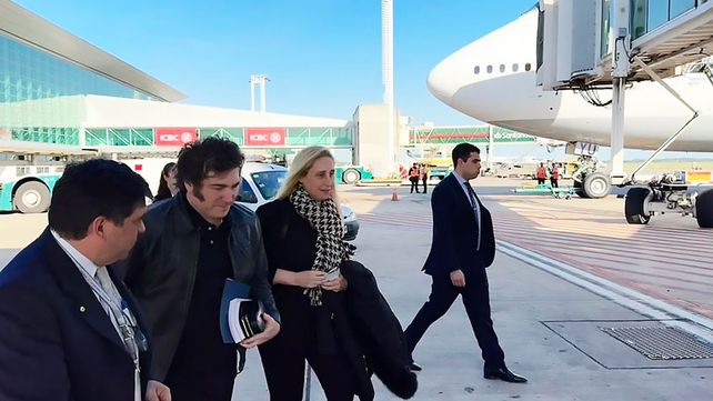 Javier Milei viaja a París con gobernadores y empresarios en busca de inversiones