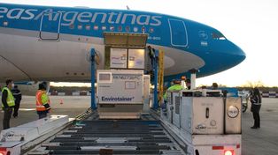 Con otro vuelo de China, el país superó los 32 millones de dosis recibidas