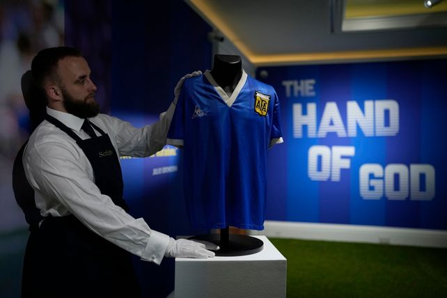 SOTHEBYS. Exhibición de la camiseta de la histórica “Mano de Dios” y de la del gol más bello de los mundiales.