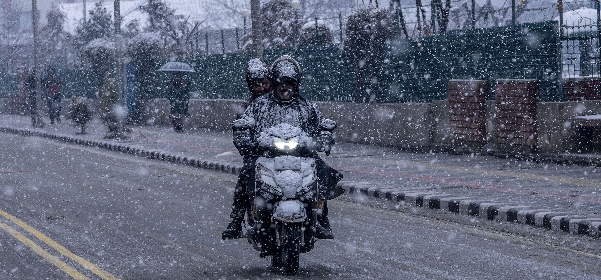 Dos hombres de Cachemira dan un paseo en scooter durante una nevada reciente en Srinagar, Cachemira controlada por India, el martes 20 de febrero de 2024. (Foto AP/Dar Yasin) Dos hombres de Cachemira dan un paseo en scooter durante una nevada reciente en Srinagar, Cachemira controlada por India, el martes 20 de febrero de 2024. (Foto AP/Dar Yasin)