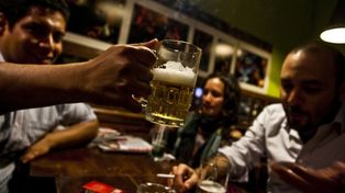 Las largas jornadas laborales aumentan la tendencia el abuso de alcohol