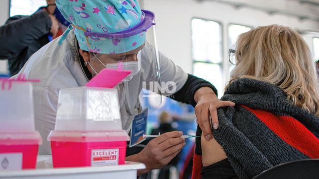 Durante la semana pasada más de 210 mil santafesinos y santafesinas completaron su esquema de vacunación contra el Covid 19.﻿