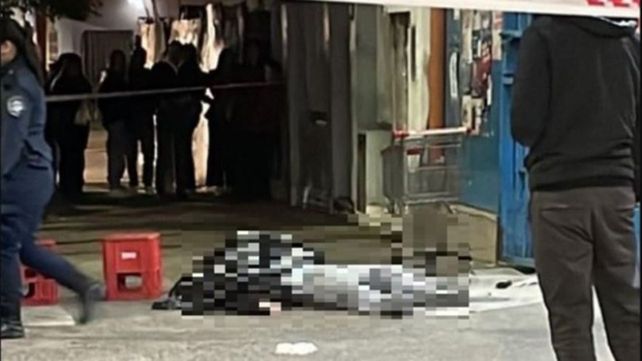 Vecinos del lugar grabaron el momento en el que el ladrón estaba tirado en el piso ya sin signos vitales.