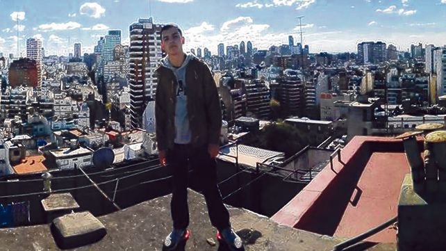 Espeluznante. Cristian Martínez Rodríguez pintaba un grafiti en la pared de una fábrica y fue asesinado.