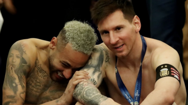 Neymar y Messi, sentados en las escaleras del Maracaná tras la victoria del seleccionado argentino en la final de 2021.