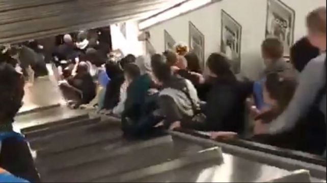 Pánico y tensión al producirse una avalancha humana en una escalera del subte