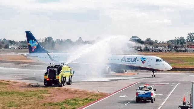 Semanal. El vuelo opera los sábados: llega a las 16.05 y sale a las 17 hacia el nordeste brasileño.