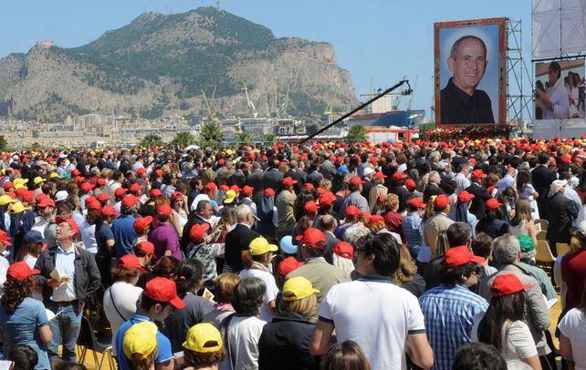 Los fieles concentrados ayer en Palermo frente a una foto gigante de Pino Puglisi. Al fondo
