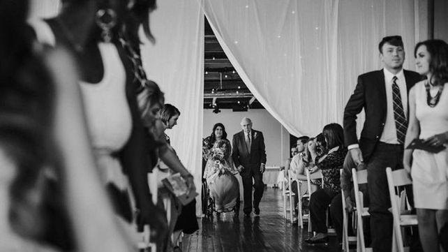 Pasó años usando una silla de ruedas y sorprendió a todos en su boda caminando hacia el altar