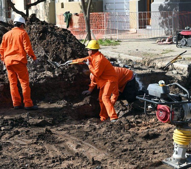 Obras inconclusas. La Municipalidad avanza en la reparación del histórico bache de Alberdi y Calchines