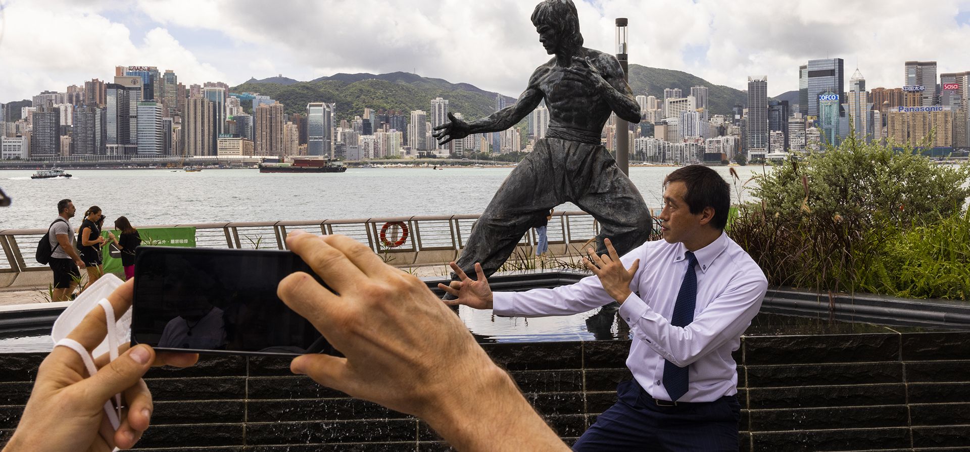 Los fanáticos se reúnen frente a la estatua del artista marcial Bruce Lee para conmemorar el 50| aniversario de su muerte en Hong Kong, el jueves 20 de julio de 2023. (AP Photo/Louise Delmotte) Los fanáticos se reúnen frente a la estatua del artista marcial Bruce Lee para conmemorar el 50| aniversario de su muerte en Hong Kong, el jueves 20 de julio de 2023. (AP Photo/Louise Delmotte)