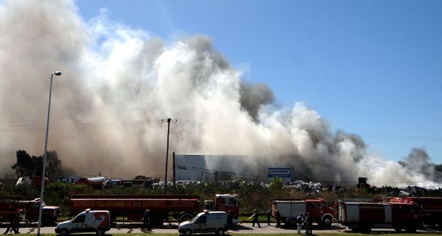 Arduo trabajo de bomberos para controlar un importante incendio en Buenos Aires